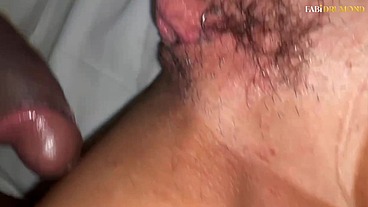 Milf safada não resistiu e caiu de boca no pauzão do amigo negão assim que percebeu ele duro no carro