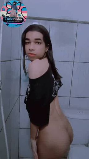 Carlazinha Puta Pelada mostrando seu cuzinho ela com sua Pica mole da vadia