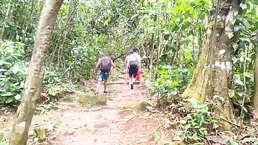 HETEROS FAZEM TRILHA NO MATO E ENCONTRAM INDIO PELADO PAUZUDO E ACABAM FAZENDO SURUBA NA PRAIA