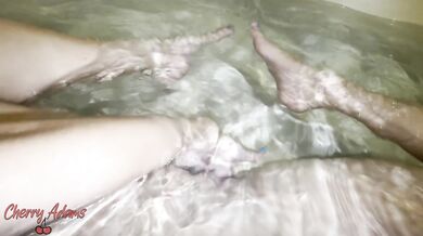 Fingering in the bathtub while showing off my feet