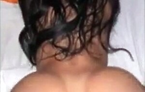 Latina de hermoso rostro y culo enorme me pide que le llene el ombligo de semen
