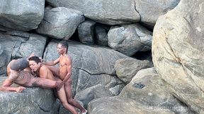 sexo a 3 na praia no rio, muito leite no cu e leite na boca .