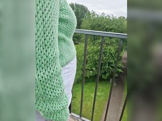 Deutsche MILF fickt draußen in einer Burg und bekommt ein creampie in ihrere snatch