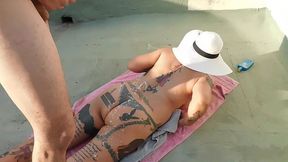 fui a la terraza a tomar sol , y me sorprendi lindo...