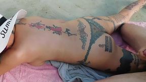 fui a la terraza a tomar sol , y me sorprendi lindo...