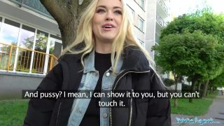 Blonde PAWG-Studentin wird öffentlich gefickt