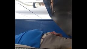 Coroa ca&ccedil_ando no banheiro