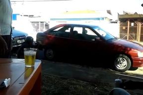 Pinguco mijando na calcada do bar