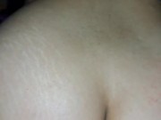 Mujer de grande culo me invita a ver televisión, pero nos dejamos llevar de la calentura y follamos/