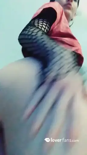 Empiezo acariciándome el cuerpo para que me veas entera desde abajo y me voy poniendo cada vez más cachonda. Me empiezo a tocar con mi dildo doble, metiéndomelo por el coño y acariciando mi clítoris…