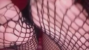 Jugando con sus medias red bajo luces rojas