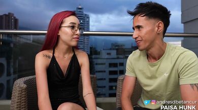 Follada amateur con mi hermanastra latina a escondidas en la sala mientras mi novia Ashley cocina