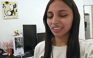 I challenge my friend to see my huge cock and she doesn't hesitate to try it.