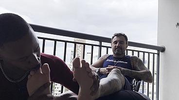 O Lutador de MMA fazendo seus alunos de submisso
