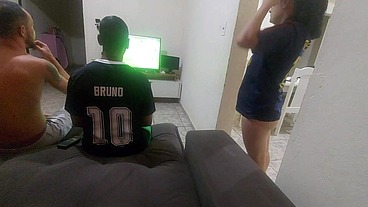 Apostou a mulher com o melhor amigo no jogo de futebol e perdeu então o amigo acabou fodendo a esposa safada