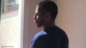 vecino hetero tomando sol