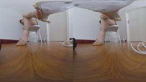 The 3DVR180 HEIYU golden high heeled sandals crush the dwarves