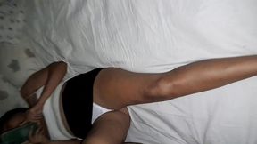 mi suegro real me folla rico mi cono en la habitacion de su esposa cornuda.