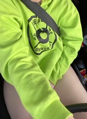 Teen plays with pussy while driving, orgasms in neighbours driveway