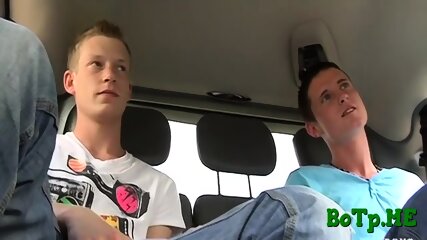 Gay dude gets ass banged in a car