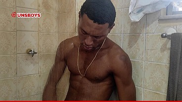 Macho hetero tomando banho na casa do amigo