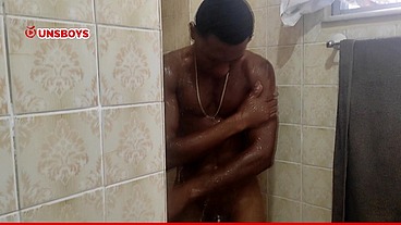 Macho hetero tomando banho na casa do amigo