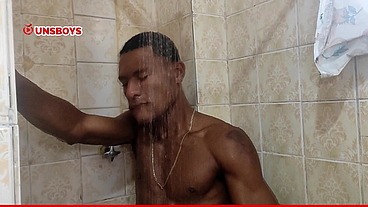 Macho hetero tomando banho na casa do amigo