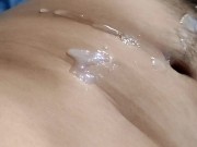 Joven chacal se saca la leche de toda 1 semana guardada