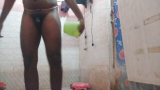 استمناء يدوي في الحمام على قضبان ضخمة: فتاة هندية تمارس الجنس الشرجي بمفردها مع رجل مثلي ضخم ذو قضيب أسود كبير