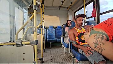 UM CASAL SEM VERGONHA TRANSANDO DENTRO DO ONIBUS E PASSAGEIRA DO BANCO DE TRAS FILMANDO TUDO