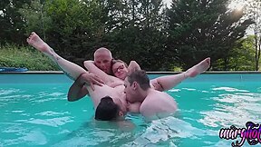 Bi-sexual Familly Stepson, Stepdad And Stepmon In The Pool Like Cum