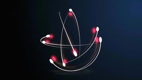 suspendida en un arnes desnuda y recibiendo verga