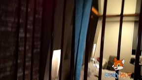 suspendida en un arnes desnuda y recibiendo verga