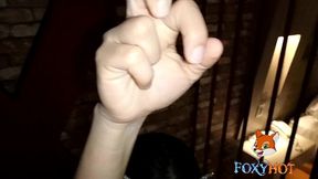 suspendida en un arnes desnuda y recibiendo verga