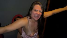 a putinha safada da daniela baker do rabo delicioso deu muito seu cuzinho no glory hole nao para um fa pauzudo e depois deixou ele entrar para gozar na sua bocetinha