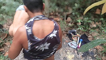 Preto dotado chamou o moleque para colher frutas no pomar e fodeu seu cru e filmou tudo.