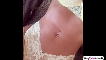 Meu namorado me encontrou se masturbando e fez eu sentar nele sem camisinha - www.denybarbie.com.br