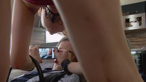 terra white - chefin setzt sich einfach auf den schwanz ihres angestellten