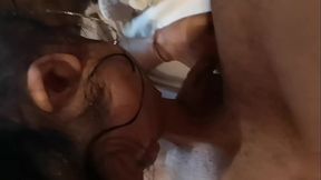 Petite cochonne asiatique suce comme personne