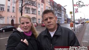 pärchen auf der straße zum erotikfilm vorstellungsgespräch überredet