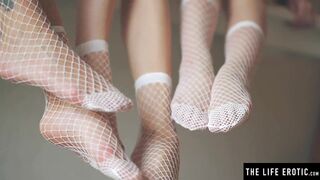 Hot brunette plays with her sexy feet as she masturbates avidly