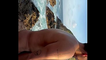 Desconocidos follando en la playa a pelo