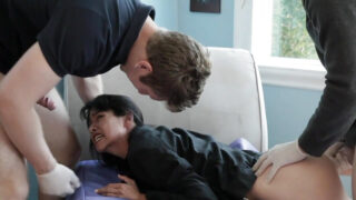 Cougar Dana Vespoli mendapat punggungnya ditumbuk oleh Chad Alva dan Danny Wylde semasa seks bertiga yang sengit dalam kasut tumit tinggi