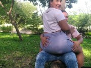 mi hermanastra me lleva al jardín y me chupa la verga debajo de un árbol luego se monta encima