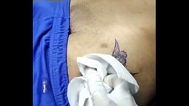 Cliente gemendo de dor mas o pau pulsava forte no short sem cueca