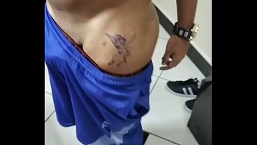Cliente gemendo de dor mas o pau pulsava forte no short sem cueca