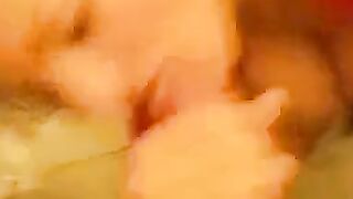 Deutsche Blondine mit großen Titten gibt Blowjob und lässt sich im Doggysty