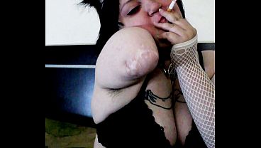 Amputada fumadora tiene sexo con su amiga nimfomana a cambio de cigarrillos   Yani neko   chainsmoker cat