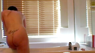 Curvy camgirl shaving her legs