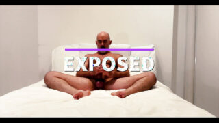 Une femme mûre et poilue amateur caresse de grosses bites avant une intense pénétration anale et des éjaculations.